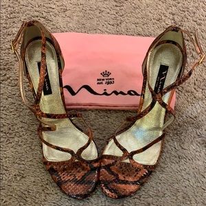 Niña 🔥💋Orange (coral) & black strappy heels💋🔥